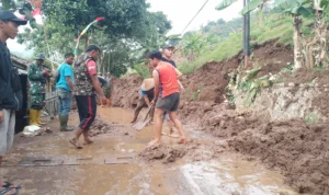 Gotongroyong warga membersihkan material tanah longsor di Desa Dampit, Kecamatan Cicalengka, Kabupaten Bandung. (Yanuar/Jabar Ekspres)