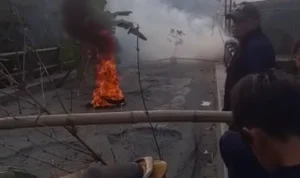 Warga Desa Citatah blokade jalan sebagai bentuk protes jalan rusak yang tidak ditangani pemerintah (20/8).