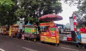 Menjelajah Wisata Kuliner di Taman Saparua Bandung