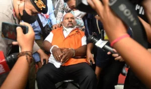 Gubernur Papua nonaktif, Lukas Enembe, kembali mendapat sorotan tajam setelah ulah kontroversialnya di dalam Rutan Komisi Pemberantasan Korupsi (KPK).