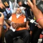 Gubernur Papua nonaktif, Lukas Enembe, kembali mendapat sorotan tajam setelah ulah kontroversialnya di dalam Rutan Komisi Pemberantasan Korupsi (KPK).