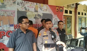 Kronologi Ayah Kandung Aniaya Anak Balita di Cidolog, Polres Sukabumi Ungkap Fakta Memilukan Kapolres Sukabumi, AKBP Maruly Pardede (tengah) saat melakukan konferensi pers soal kasus kekerasan terhadap anak, Riki Achmad/Jabar Ekspres.