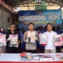 Kapolres Sukabumi Kota AKBP Ari Setyawan Wibowo (tengah) saat menunjukkan barang bukti penangkapan pengedar narkoba dan obat terlarang. Dok. Istimewa.