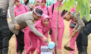 Digelar Serentak se-Indonesia, Polresta Cirebon Laksanakan Penanaman Ribuan Bibit Pohon Kapolresta Cirebon Kombes Pol Arif Budiman bersama Istri. (Dok. Humas Polresta Cirebon)