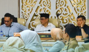 39 BUMD Hanya Gerogoti Uang Rakyat dan Belum Ada Kontribusi PAD Keberadaan BUMD milik Pemdaprov Jabar kembali mendapat sorotan tajam kalangan dewan di Komisi III DPRD Jabar.