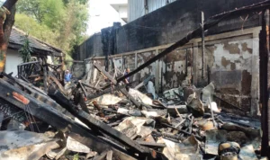 Kepala Terminal Leuwipanjang, Asep Hidayat mengatakan bahwa kebakaran 12 kios diduga akibat korsleting listrik dan tidak ada korban jiwa. Jabar Ekspres/Hendrik Muchlison.