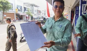 Ketua Komisi lll DPRD Banjar Cecep Dani Sufyan mengatakan baliho, spanduk, dan reklame ilegal ancam penilaian Adipura. Jabar Ekspres/Cecep Herdi.