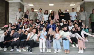 Ketua Umum Partai Demokrat, Agus Harimurti Yudhoyono (AHY), bersama generasi zilenial. (Jabar Ekspres/Ayu Lestari)