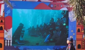 Peringati Kemerdekaan ke-78 RI, Kemendikbudristek Bersama Penyelam Kibarkan Bendera Merah Putih di Bawah Laut