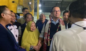 Momen Anies Baswedan saat digandeng Mimi owner sepuh rumah produksi saus di Cirebon, Jawa Barat. Jabar Ekspres/Ayu Lestari.