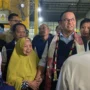 Momen Anies Baswedan saat digandeng Mimi owner sepuh rumah produksi saus di Cirebon, Jawa Barat. Jabar Ekspres/Ayu Lestari.