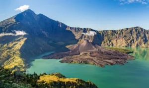 Kebakaran hebat melanda lembah Gunung Rinjani, bagian dari Taman Nasional Gunung Rinjani (TNGR), sejak Jumat, 4 Agustus 2023.