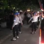Netizen soroti perlakuan kasar oknum polisi ke warga Dago Elos di tengah kasus sengketa tanah yang masih bergulir. Instagram/dagomelawan.