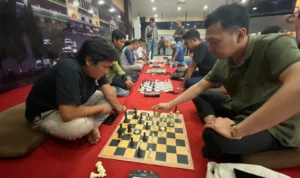 Gandeng FJC, PT KAI Daop 3 Cirebon Gelar Turnamen Catur Merah Putih PT KAI Daop 3 Cirebon, Jawa Barat bersama Forum Jurnalis Cirebon (FJC) menggelar Turnamen Catur Merah Putih. Jabar Ekspres/Ayu Lestari.