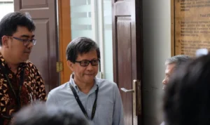 Pengamat politik Rocky Gerung minta maaf usai ucapannya diduga telah menghina Presiden Jokowi dalam sebuah video. PMJ News.