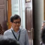 Pengamat politik Rocky Gerung minta maaf usai ucapannya diduga telah menghina Presiden Jokowi dalam sebuah video. PMJ News.