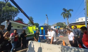Penyegelan Lokasi Usaha, Pedagang di Lahan Eks Propelat Bandung Lakukan Perlawanan Penyegelan Lokasi Usaha, Pedagang di Lahan Eks Propelat Bandung Lakukan Perlawanan