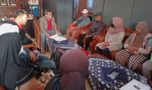 Pertemuan orang tua siswa tidak mampu dengan Ketua KCD 2 wilayah Jabar. Istimewa.