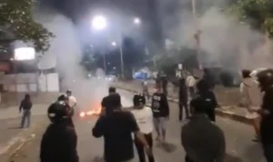 Puluhan warga Dago elos lakukan aksi blokiran jalan dengan bakar ban bekas. Aksi dilakukan sebagai buntut kekesalan atas kasus sengketa lahan