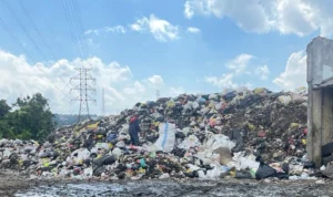 Ratusan ton sampah di wilayah Kabupaten Bandung Barat dilaporkan mengalami penumpukan, imbas kebakaran TPA Sarimukti. Jabar Ekspres/Suwitno.