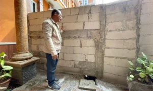 2 Tahun Bersengketa Lahan, Kos-kosan di Dayeuhkolot Dibenteng Tetangga hingga Tak Ada Akses Masuk Rumah kos-kosan di Dayeuhkolot, Kabupaten Bandung, Jawa Barat dibenteng tetangga akibat sengketa lahan selama 2 tahun. Jabar Ekspres/Agi.