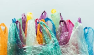 Kesadaran akan dampak negatif penggunaan plastik terhadap lingkungan semakin meningkat. Plastik adalah bahan yang sulit terurai dan berkontribusi terhadap polusi lautan, kerusakan ekosistem, serta masalah kesehatan manusia.