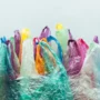Tips Mengurangi Konsumsi Plastik dalam Kehidupan Sehari-hari Kesadaran akan dampak negatif penggunaan plastik terhadap lingkungan semakin meningkat. Plastik adalah bahan yang sulit terurai dan berkontribusi terhadap polusi lautan, kerusakan ekosistem, serta masalah kesehatan manusia.
