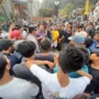 Sejumlah warga saat melakukan aksi demo di Chevilly Resort Camp Bogor akibatkan kemacetan di Jalan Cibedug. Jabar Ekspres/Daniswara Mahendra.