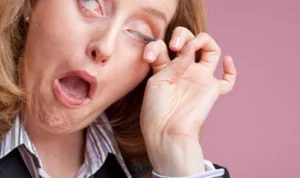 Waspada! 8 Kebiasaan Sehari-hari yang Berpotensi Menyebabkan Masalah Mata Serius Waspada! 8 Kebiasaan Sehari-hari yang Berpotensi Menyebabkan Masalah Mata Serius