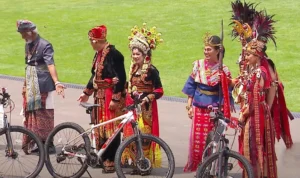 Menang Busana Terbaik di HUT ke-78 RI, Kaesang dan Sri Mulyani Dapat Sepeda dari Jokowi Menang Busana Terbaik di HUT ke-78 RI, Kaesang dan Sri Mulyani Dapat Sepeda dari Jokowi