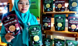 Sri Mulyati saat menunjukkan Keripik Pare hasil olahannya. Jabar Ekspres/Hendrik Muchlison.