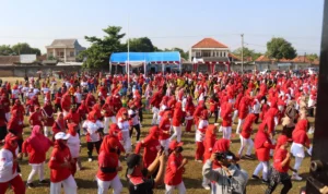 Suasana senam di Kecamatan Waled, Kabupaten Cirebon, Jawa Barat. Jabar Ekspres/Ayu Lestari.