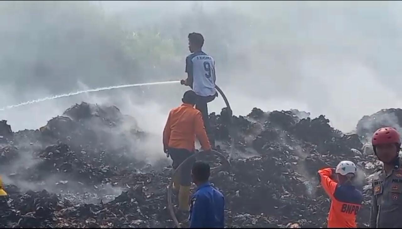 Lagi! Api Membara di Area Kaki Gunung Tampomas, BPBD: 8 Tim Dikerahkan ...