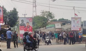 Tawuran antar kelompok terjadi di Jalan KSU, Kecamatan Sukamajaya, Kota Depok, Jawa Barat dibubarkan oleh polisi. Jabar Ekspres/Rubiakto.