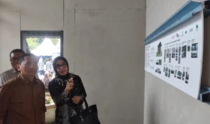 Komisi IV DPRD Jabar Desak Segera Ada Solusi Kebakaran TPA Sarimukti Wakil Ketua Komisi IV DPRD Jabar Cucu Sugyati (kanan) saat di Kantor Perkim, Rabu, 23 Agustus 2023. Jabar Ekspres/Hendrik Muchlison.