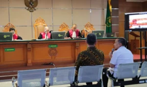 Wali Kota Bandung nonaktif, Yana Mulyana akui terima amplop dari Sony Setiadi yang awalnya dikira brosur tapi ternyata berisi uang Rp100 juta. ANTARA/Ricky Prayoga.