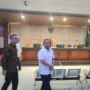 Wali Kota Bandung nonaktif, Yana Mulyana beberkan kronologi terima amplop dari terdakwa Sony Setiadi dalam sidang lanjutan kasus suap. ANTARA/Ricky Prayoga.