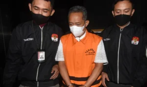 Wali Kota Bandung nonaktif, Yana Mulyana bungkam saat tiba di PN Bandung sebelum menjelani sidang lanjutan hari ini Senin, 7 Agustus 2023. ANTARA/Indrianto Eko Suwarso/pras.