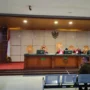 Wali Kota Bandung nonaktif, Yana Mulyana mengaku bahwa pecahan uang asing yang disita saat OTT KPK adalah milik pribadi. ANTARA/Ricky Prayoga.
