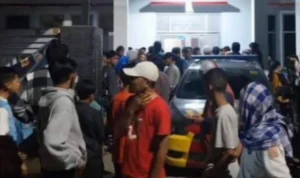 Angkot Ugal-ugalan Tabrak Sejumlah Kendaraan Bermotor di KBB