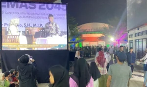 Ganjar Pranowo dan Ribuan Santri Pesantren Buntet Cirebon Berkumpul, Ada Apa? Tampak Bakal Calon Presiden Ganjar Pranowo dari layar lebar, saat memberikan seminar nasional di GOR Mbah Muqoyyim Pesantren Buntet, Cirebon.