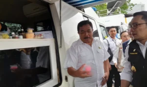 Gubernur Jabar Ridwan Kamil dengan didampingi Wakil Bupati Sumedang Erwan Setiawan saat meninjau mobil laboratorium kelililing BPOM di kawasan Pasar Situraja, Sumedang, Rabu 2 Agustus 2023.(Je/Dedis)