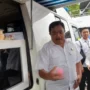 Gubernur Jabar Ridwan Kamil dengan didampingi Wakil Bupati Sumedang Erwan Setiawan saat meninjau mobil laboratorium kelililing BPOM di kawasan Pasar Situraja, Sumedang, Rabu 2 Agustus 2023.(Je/Dedis)