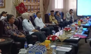 KANDIDAT: (dari kiri) Bey Triadi Machmudin, Prof. Keri Lestari, dan Prof. Asep N. Mulyana saat berdialog dengan pimpinan DPRD dan Fraksi terkait usulan PJ Gubernur, Rabu (2/8).