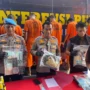 Kapolresta Cirebon, Kombes Pol Arif Budiman, dengan jajarannya saat konferensi pers.