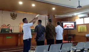 Sembari Tenteng Tas Kecil, Yana Mulyana Tiba di PN Bandung Hari ini dengan Tangan Diborgol Dok. Sidang Lanjutan Kasus Suap Proyek Bandung Smart City, JPU Hadirkan Yana Mulyana (kanan) Sebagai Saksi. Senin (7/8). Foto. Sandi Nugraha