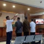 Sembari Tenteng Tas Kecil, Yana Mulyana Tiba di PN Bandung Hari ini dengan Tangan Diborgol Dok. Sidang Lanjutan Kasus Suap Proyek Bandung Smart City, JPU Hadirkan Yana Mulyana (kanan) Sebagai Saksi. Senin (7/8). Foto. Sandi Nugraha