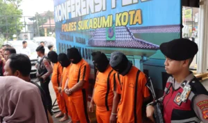 Para pelaku dengan modus menjadi tentara gadungan untuk gelapkan mobil sewaan.