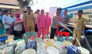 Polresta Cirebon Salurkan Bantuan Air Bersih, Sembako, dan Pengobatan Gratis di Desa Slangit Polresta Cirebon Salurkan Bantuan Air Bersih, Sembako, dan Pengobatan Gratis di Desa Slangit
