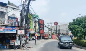 Sebabkan Celaka, Kabel Semrawut di Sekitaran Jalan Depok Bisa Dilaporkan